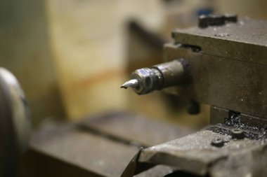 Endüstriyel imalat için alet edevat ve metal malzeme ile makine parçası, Fabrikada yürüyüş yolu, bir otomobil atölyesi için güvenlik parçası.