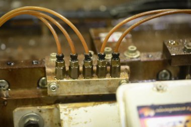 Endüstriyel imalat için alet edevat ve metal malzeme ile makine parçası, Fabrikada yürüyüş yolu, bir otomobil atölyesi için güvenlik parçası.