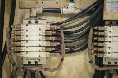 Endüstriyel imalat için alet edevat ve metal malzeme ile makine parçası, Fabrikada yürüyüş yolu, bir otomobil atölyesi için güvenlik parçası.