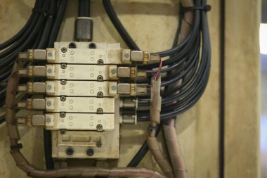 Endüstriyel imalat için alet edevat ve metal malzeme ile makine parçası, Fabrikada yürüyüş yolu, bir otomobil atölyesi için güvenlik parçası.