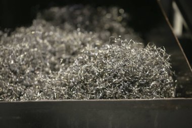 Endüstriyel imalat için alet edevat ve metal malzeme ile makine parçası, Fabrikada yürüyüş yolu, bir otomobil atölyesi için güvenlik parçası.