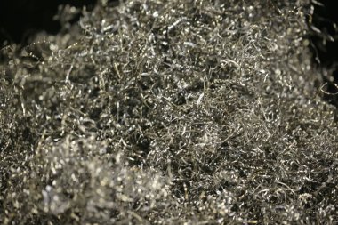 Endüstriyel imalat için alet edevat ve metal malzeme ile makine parçası, Fabrikada yürüyüş yolu, bir otomobil atölyesi için güvenlik parçası.