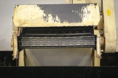 Endüstriyel imalat için alet edevat ve metal malzeme ile makine parçası, Fabrikada yürüyüş yolu, bir otomobil atölyesi için güvenlik parçası.