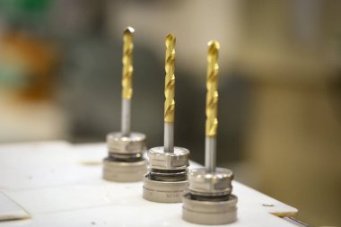 Endüstriyel imalat için alet edevat ve metal malzeme ile makine parçası, Fabrikada yürüyüş yolu, bir otomobil atölyesi için güvenlik parçası.