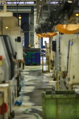 Endüstriyel imalat için alet edevat ve metal malzeme ile makine parçası, Fabrikada yürüyüş yolu, bir otomobil atölyesi için güvenlik parçası.