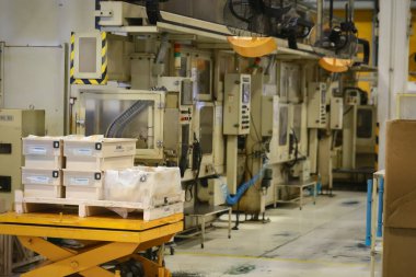 Endüstriyel imalat için alet edevat ve metal malzeme ile makine parçası, Fabrikada yürüyüş yolu, bir otomobil atölyesi için güvenlik parçası.