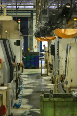 Endüstriyel imalat için alet edevat ve metal malzeme ile makine parçası, Fabrikada yürüyüş yolu, bir otomobil atölyesi için güvenlik parçası.