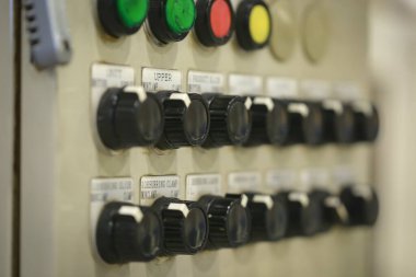 Endüstriyel imalat için alet edevat ve metal malzeme ile makine parçası, Fabrikada yürüyüş yolu, bir otomobil atölyesi için güvenlik parçası.