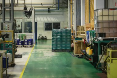 Endüstriyel imalat için alet edevat ve metal malzeme ile makine parçası, Fabrikada yürüyüş yolu, bir otomobil atölyesi için güvenlik parçası.