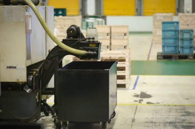 Endüstriyel imalat için alet edevat ve metal malzeme ile makine parçası, Fabrikada yürüyüş yolu, bir otomobil atölyesi için güvenlik parçası.