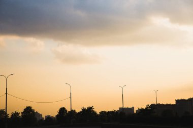 Pembe bulutlar gökyüzünde gün batımı