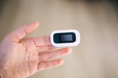 Bir parmakta nabız oksimetresi