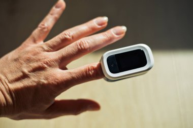 Bir parmakta nabız oksimetresi