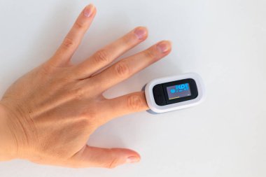 Bir parmakta nabız oksimetresi