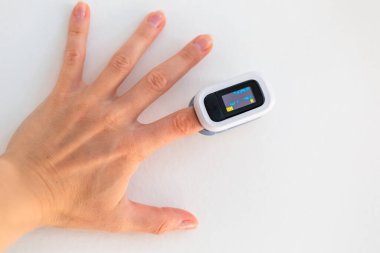 Bir parmakta nabız oksimetresi
