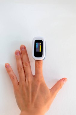 Bir parmakta nabız oksimetresi