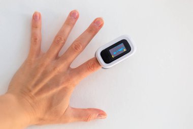 Bir parmakta nabız oksimetresi