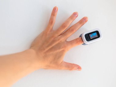 Bir parmakta nabız oksimetresi