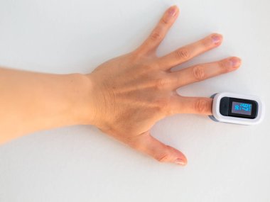 Bir parmakta nabız oksimetresi