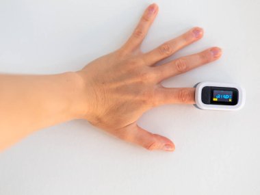 Bir parmakta nabız oksimetresi