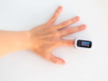 Bir parmakta nabız oksimetresi