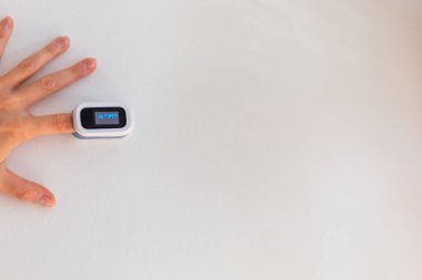 Bir parmakta nabız oksimetresi