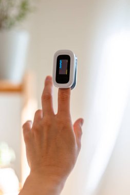 Bir parmakta nabız oksimetresi