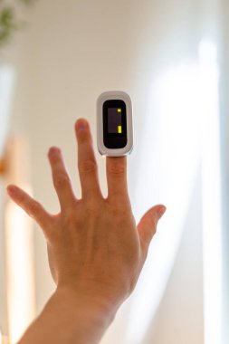 Bir parmakta nabız oksimetresi