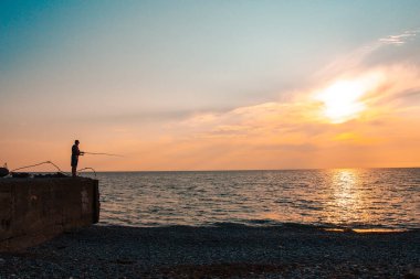 Sahilde altın gün batımı