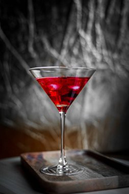 Kirazlı kırmızı martini bardağı