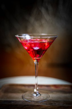 Kirazlı kırmızı martini bardağı