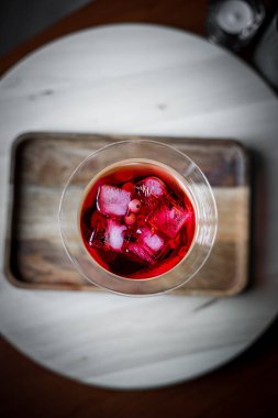 Kirazlı kırmızı martini bardağı