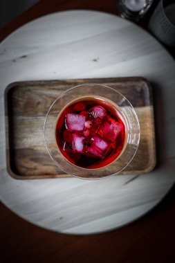 Kirazlı kırmızı martini bardağı