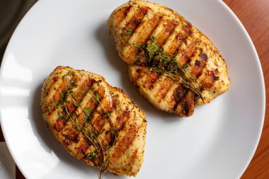 Beyaz tabakta biberiyeli ızgara tavuk