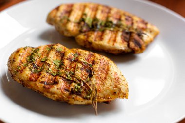 Beyaz tabakta biberiyeli ızgara tavuk