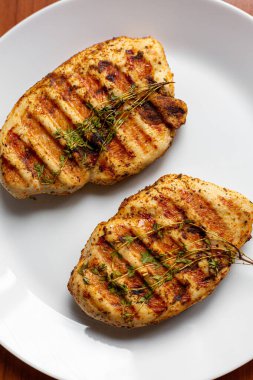 Beyaz tabakta biberiyeli ızgara tavuk