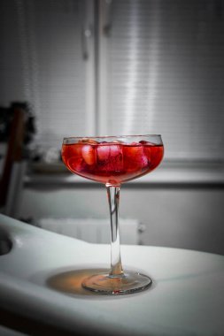 Kirazlı kırmızı martini bardağı
