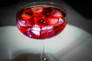 Kirazlı kırmızı martini bardağı