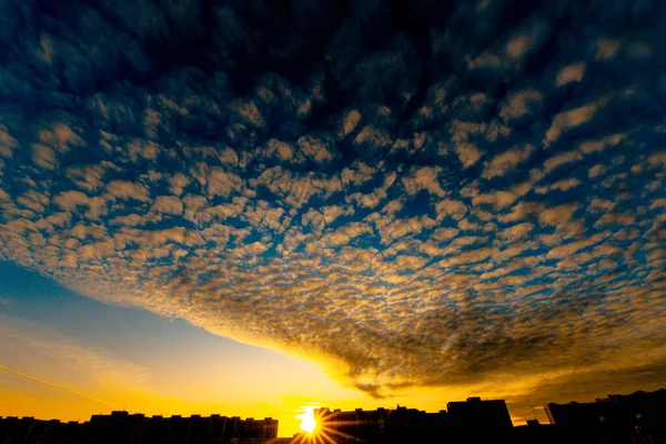 Różowe Chmury Zachód Słońca Niebie — Zdjęcie stockowe