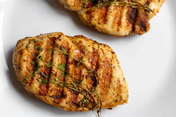 Beyaz tabakta biberiyeli ızgara tavuk