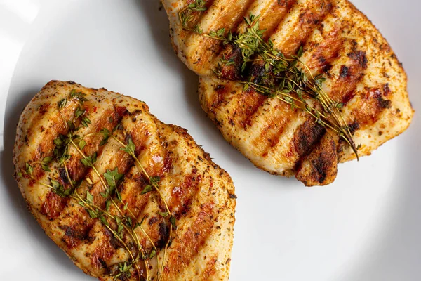 Beyaz tabakta biberiyeli ızgara tavuk