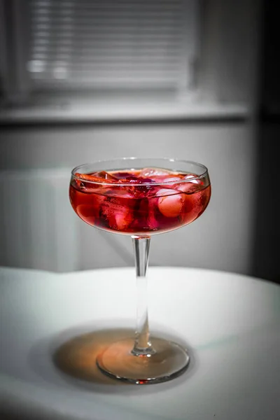 Vaso Martini Rojo Con Cereza — Foto de Stock