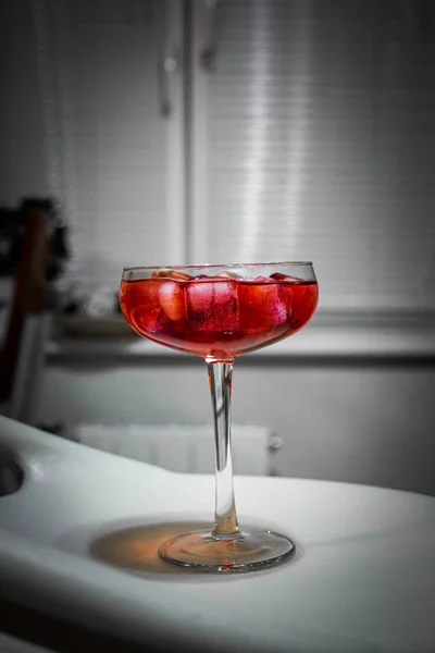 Vaso Martini Rojo Con Cereza —  Fotos de Stock