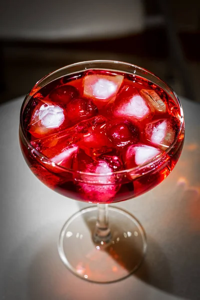 Vaso Martini Rojo Con Cereza —  Fotos de Stock