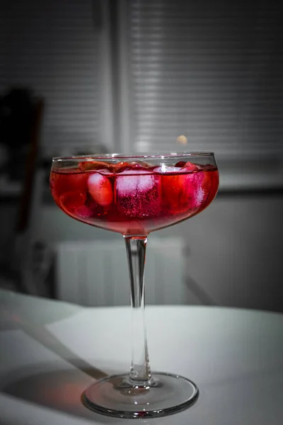 Rött Martini Glas Med Körsbär — Stockfoto