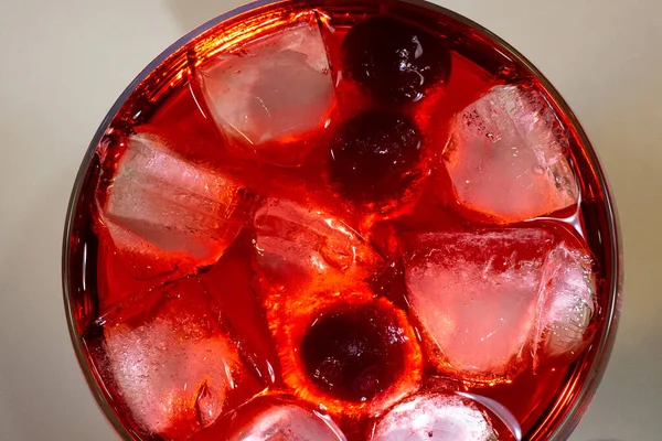 Vaso Martini Rojo Con Cereza —  Fotos de Stock
