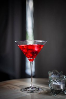 Kirazlı kırmızı martini bardağı
