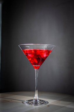 Kirazlı kırmızı martini bardağı