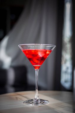 Kirazlı kırmızı martini bardağı