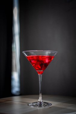 Kirazlı kırmızı martini bardağı